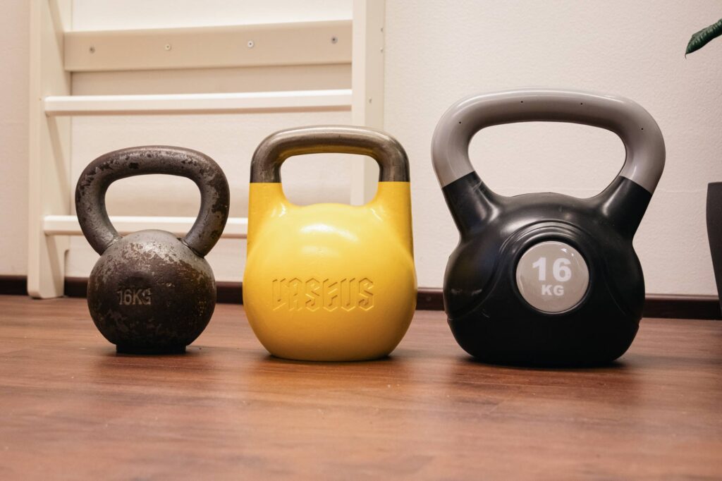 Eri 16 kg kahvakuulia rinnakkain